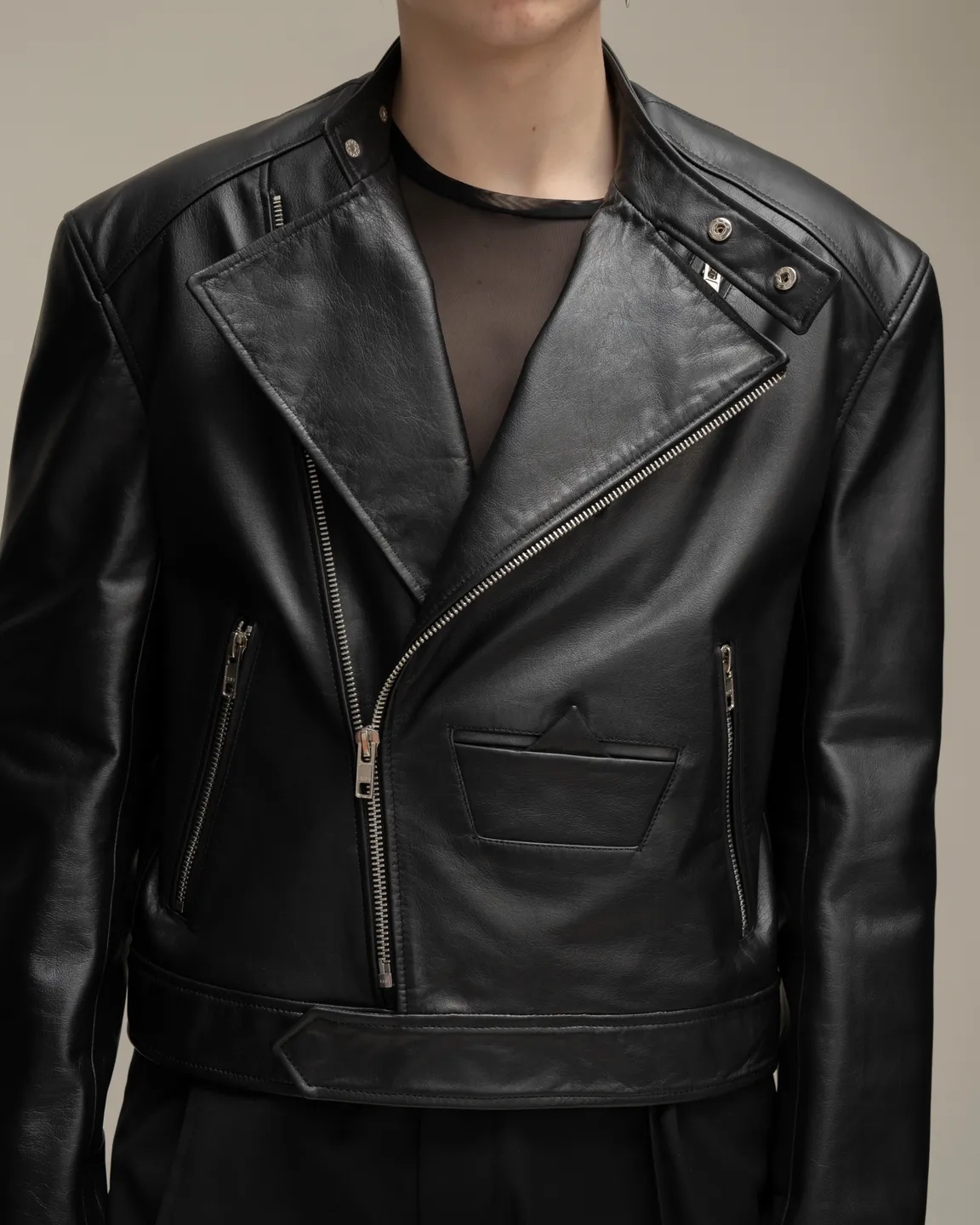 Черная кожаная куртка 