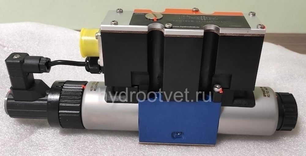 4WREE6V08-2X/G24K31/F1V - Пропорциональный распределитель с обратной связью по положению золотника со встроенным усилителем Ду6, F1 = 4-20 мА, номинальный расход 8 л/мин, схема V