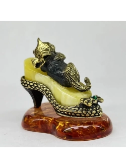 Бронзовая статуэтка на янтаре