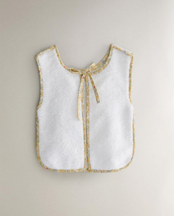 ZARA HOME ДЕТСКИЙ НАГРУДНИК С ЦВЕТОЧНЫМ ПРИНТОМ, КРЕМОВЫЙ