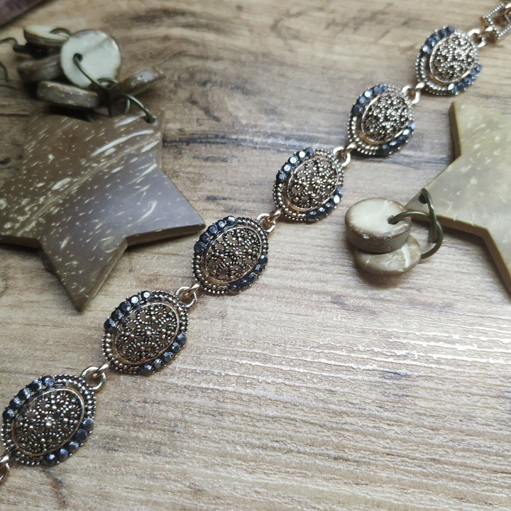 Браслет Vogue Овал цветочки стразы графитовые металл золотистый на красном бархате