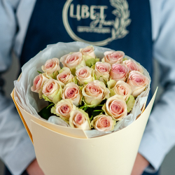 19 нежных розовых роз в персиковом оформлении