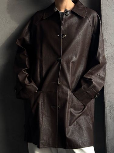 Коричневый плащ из эко-кожи