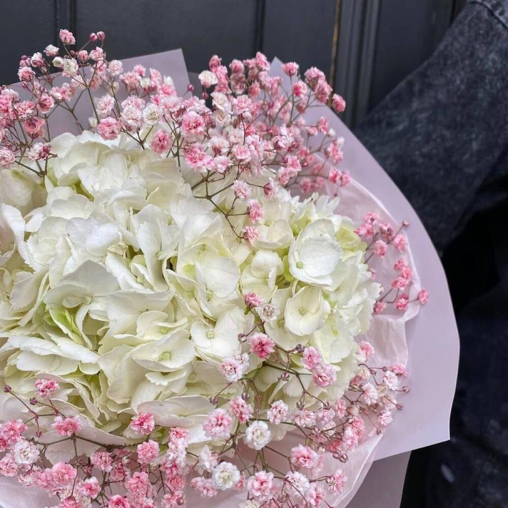 Букет из белой гортензии и розовой гипсофилы