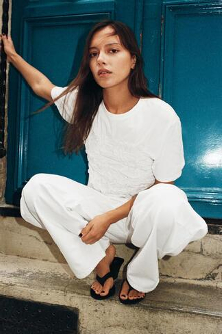 ZARA ТОП С КОРОТКИМИ РУКАВАМИ И СБОРКАМИ, БЕЛЫЙ