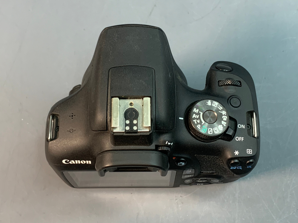 Canon 2000D Kit 18-55mm 3.5-5.6 III 5.500 кадров