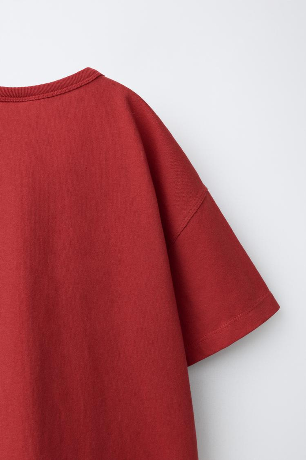 ZARA ФУТБОЛКА С ВЫШИВКОЙ ORFAYO ©, КРАСНЫЙ