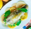 Запеченный хек с луком и лимоном Запеченный хек с луком и лимоном