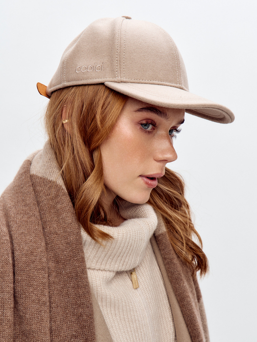 Бейсболка из шерсти