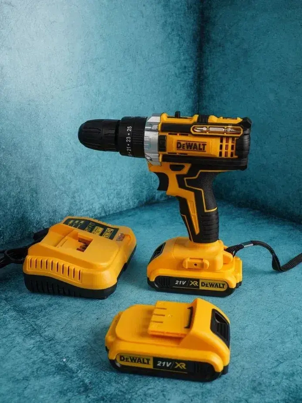Шуруповерт аккумуляторный с набором инструментов DeWalt 21V 2 АКБ Деволт