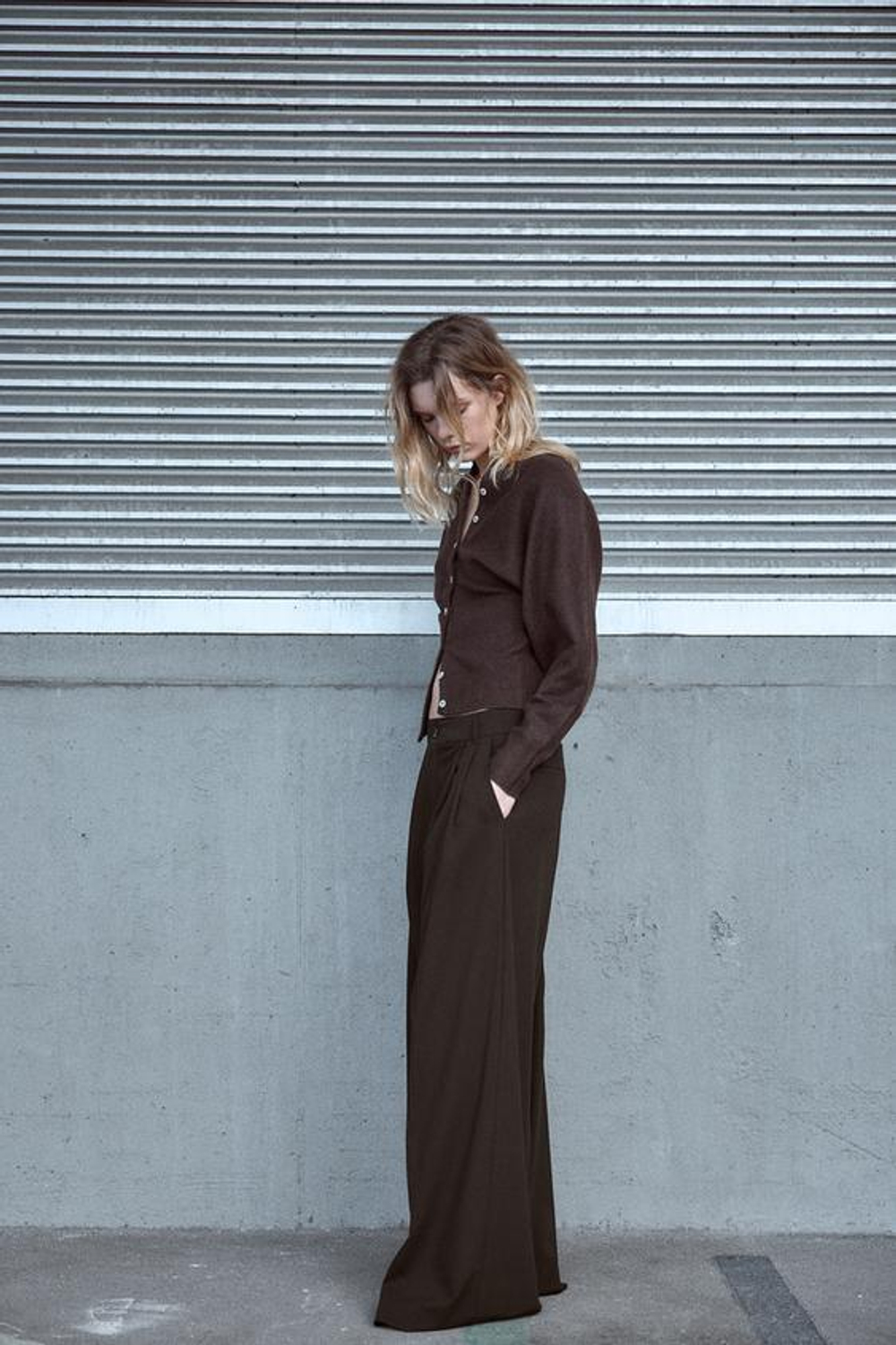 ZARA БРЮКИ С ДВОЙНЫМИ ЗАЩИПАМИ, ШОКОЛАДНО-КОРИЧНЕВЫЙ