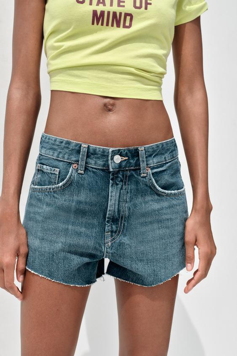 ZARA ДЖИНСОВЫЕ МИНИ-ШОРТЫ TRF СО СРЕДНЕЙ ПОСАДКОЙ, СЕРО-СИНИЙ