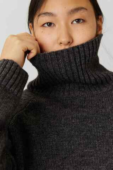 Свитер с горлом из шерсти темно-серого цвета