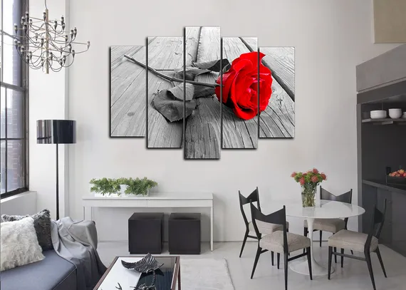Модульная картина "Красное на черно-белом"