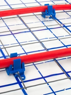 Клипса для теплого пола (50шт) поворотная для трубы D14/16/17/20мм на арматурной сетке, синяя, полипропилен