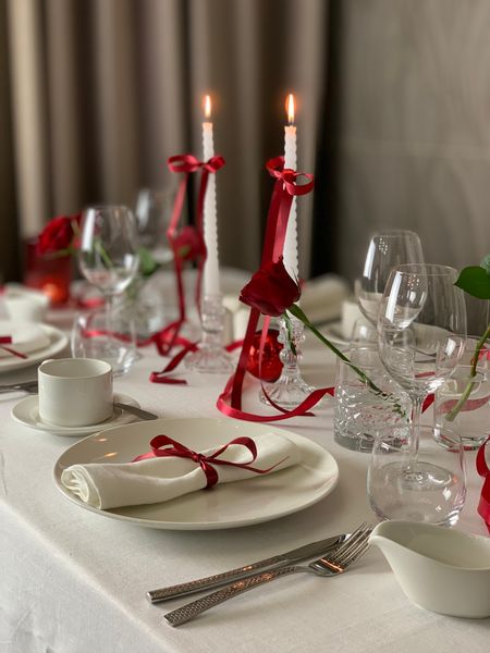 Красные банты - один из главных праздничных трендов в декоре стола.