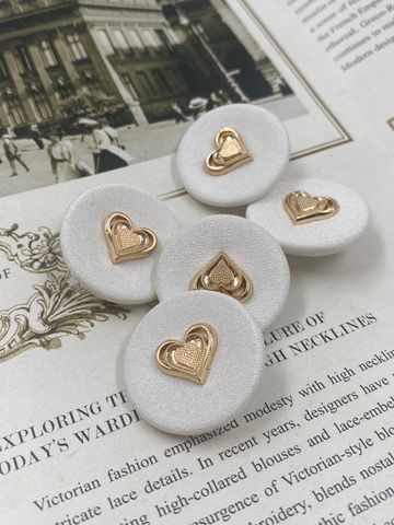 Пуговицы тканевые белые с золотым сердечком