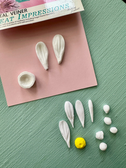 Молды силиконовые для лепки Ромашки. Набор из 2х штук: серединка цветка и лепесток ромашек / Форма для лепки из полимерной глины, холодного фарфора, воска, мыла, самозатвердевающих масс