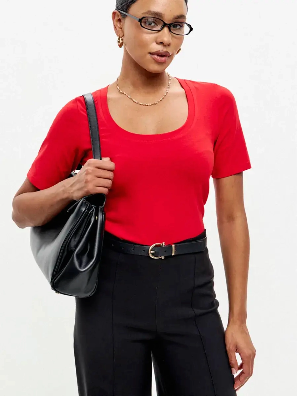 Футболка с глубоким вырезом