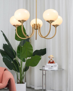 Элегантная люстра с глянцевыми розовыми плафонами и изящным золотым каркасом.