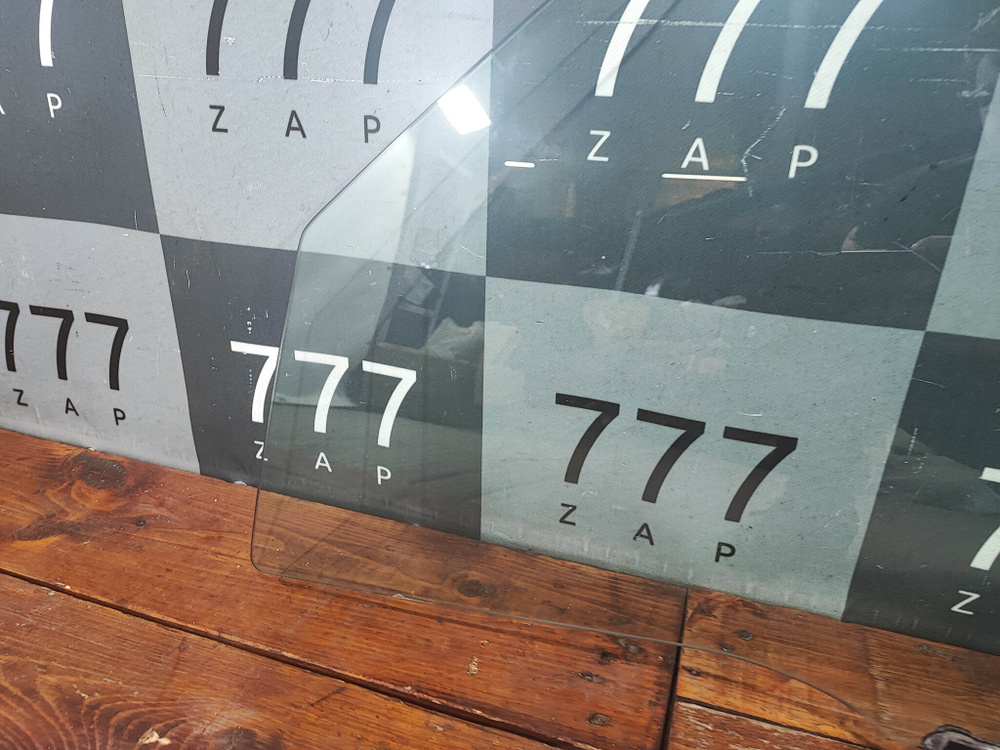 Стекло переднее левое Suzuki Grand Vitara 2 (JT) 05-15 Б/У Оригинал 8450278K00