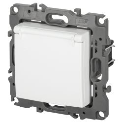 Розетка ЭРА Серия 12 12-2103-01М 2P+E Schuko со шторками с крышкой 16А-250В белый матовый