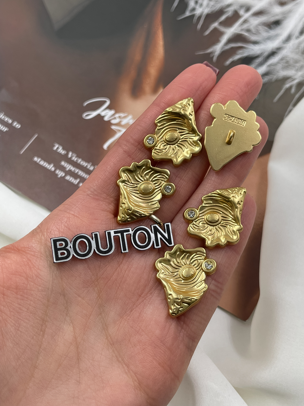 Пуговицы золотистые со стразом Скиап. в виде раковины