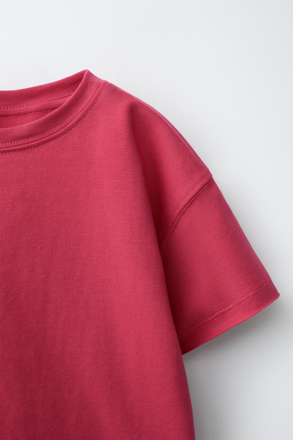 ZARA КОМПЛЕКТ ИЗ ФУТБОЛКИ И ВЕЛОСИПЕДНЫХ ЛЕГИНСОВ В РУБЧИК, КЛУБНИЧНЫЙ