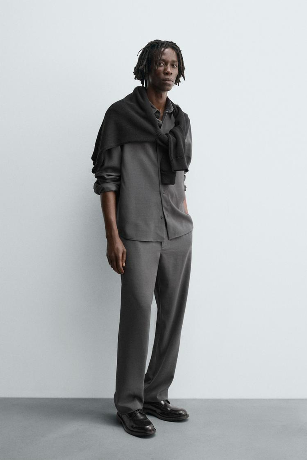 ZARА РУБАШКА СТРУЯЩЕГОСЯ ПОКРОЯ RELAXED FIT, СЕРЫЙ