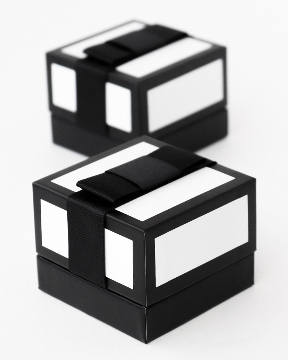 Картонный футляр с плоским бантиком «Одри» 60x60x48 мм