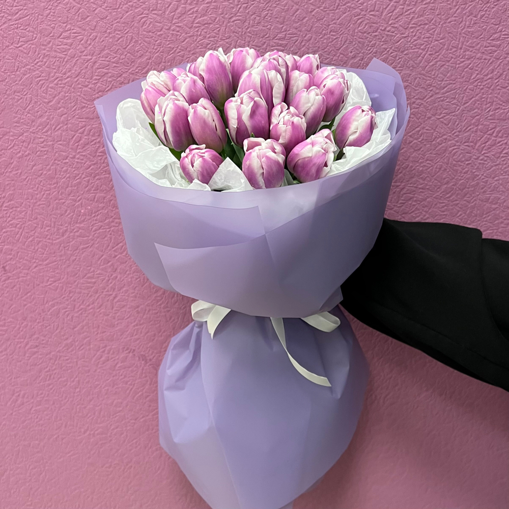 Букет из свежих сиреневых тюльпанов