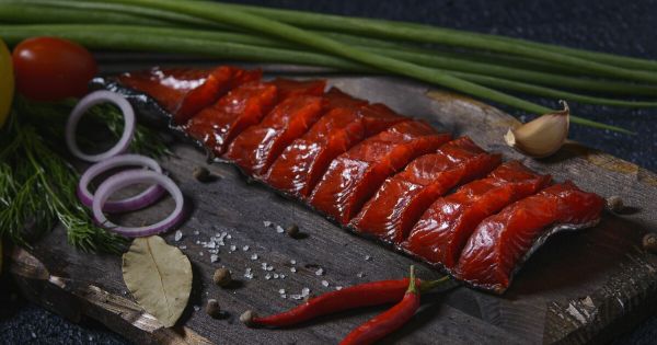 Салат с юколой из нерки и пармезаном