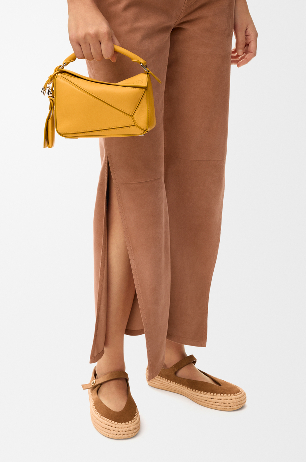 Loewe Сумка-мини Puzzle Featherlight из овечьей кожи наппа, горчичный