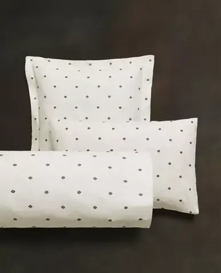 ZARA HOME НАВОЛОЧКА С ЦВЕТОЧНЫМ ПРИНТОМ, ЖЕЛТОВАТО-БЕЛЫЙ