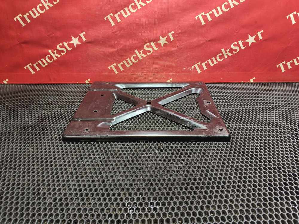 Кронштейн крыла переднего