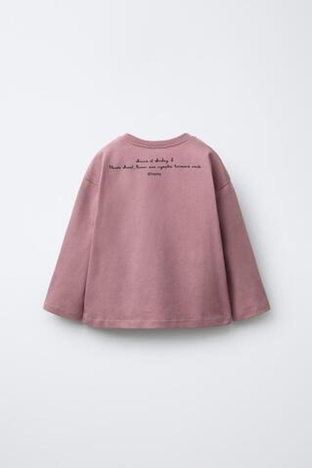 ZARA ФУТБОЛКА С ПРИНТОМ «МОНЕ. МИККИ И МИННИ МАУС» © DISNEY, ТЕМНАЯ МАЛЬВА