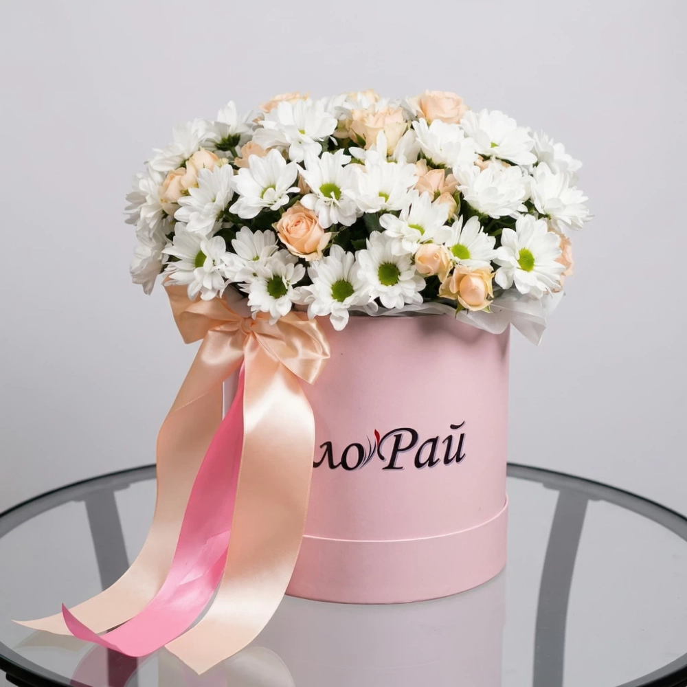 Композиция «Балерина» — хризантема Баккарди и кремовые розы в шляпной коробке.