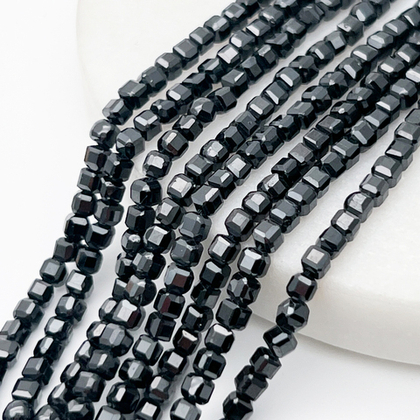 Фианит Куб бусины (кубический цирконий), цвет черный, размер около 3 мм, цена за отрезок 17-18 см (1/2 нити)