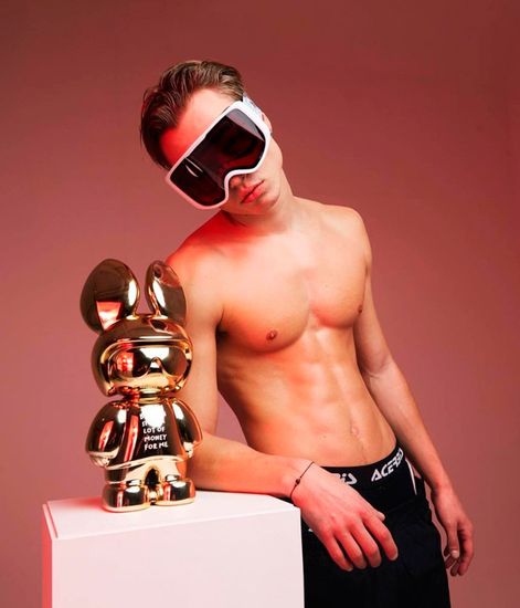 iMALE, ароматизированная скульптура NFT-NOT FAKE ART хромированное золото 35 см, Mr&Mrs Fragrance