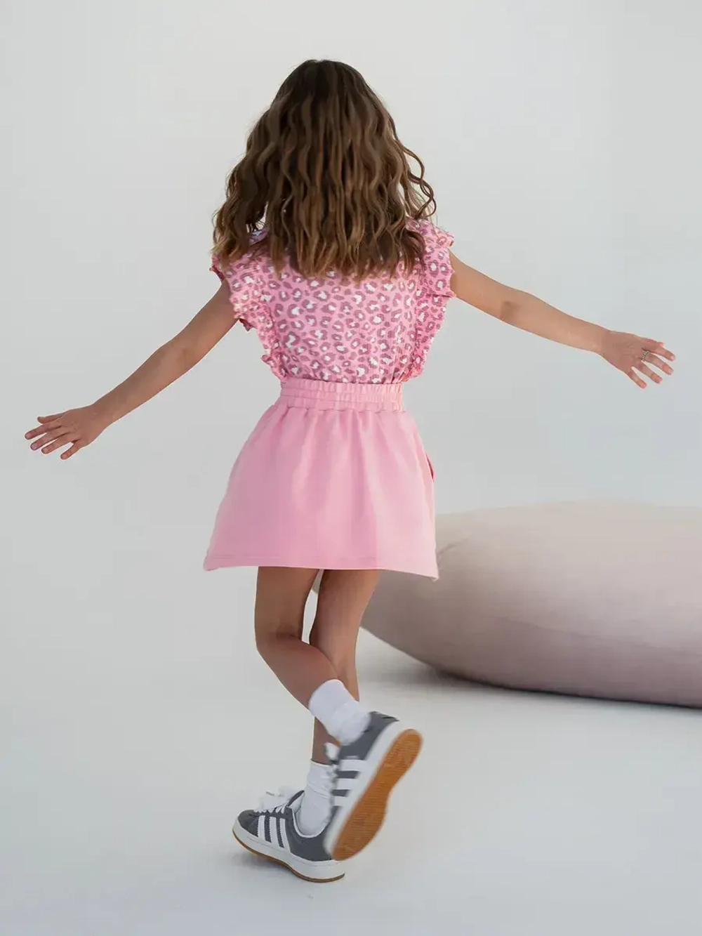 Розовый костюм для девочки с юбкой на лето