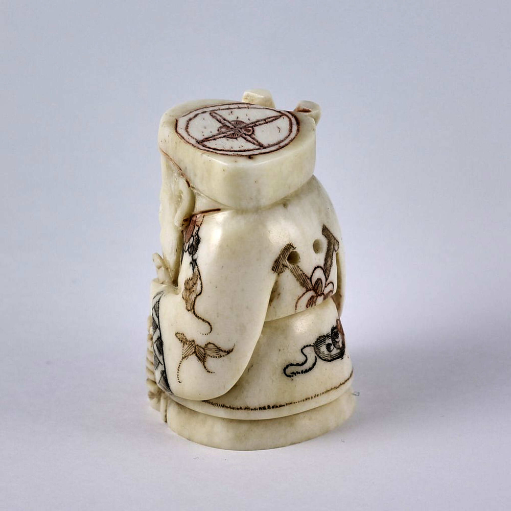 Нэцкэ Дзюродзин с посохом и корзиной рыбы