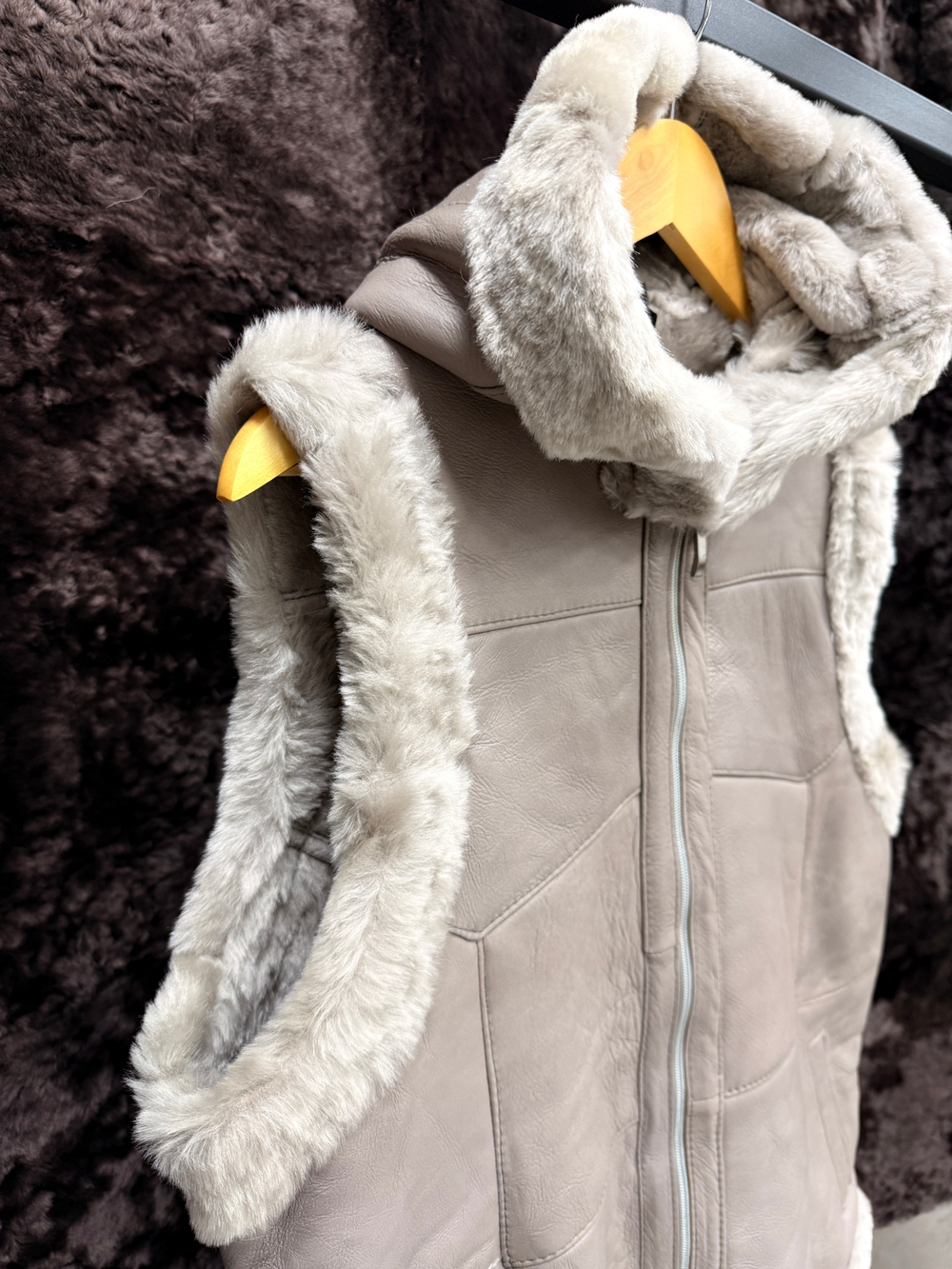 Жилет из натуральной овчины. С капюшоном, 56 Размер