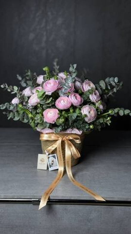 Корзинка с ранункулюсами