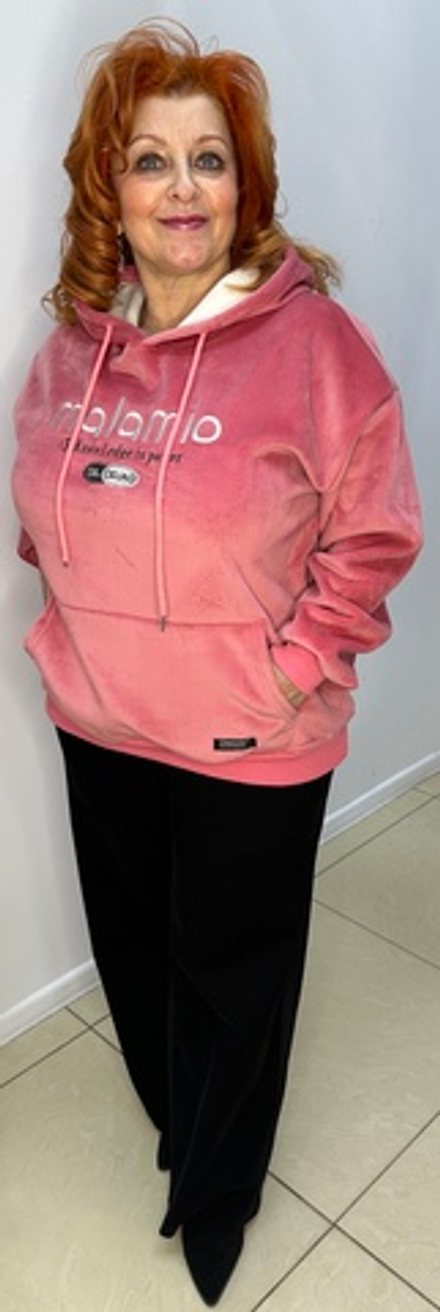 Модная велюровая худи с капюшоном в брусничном цвете