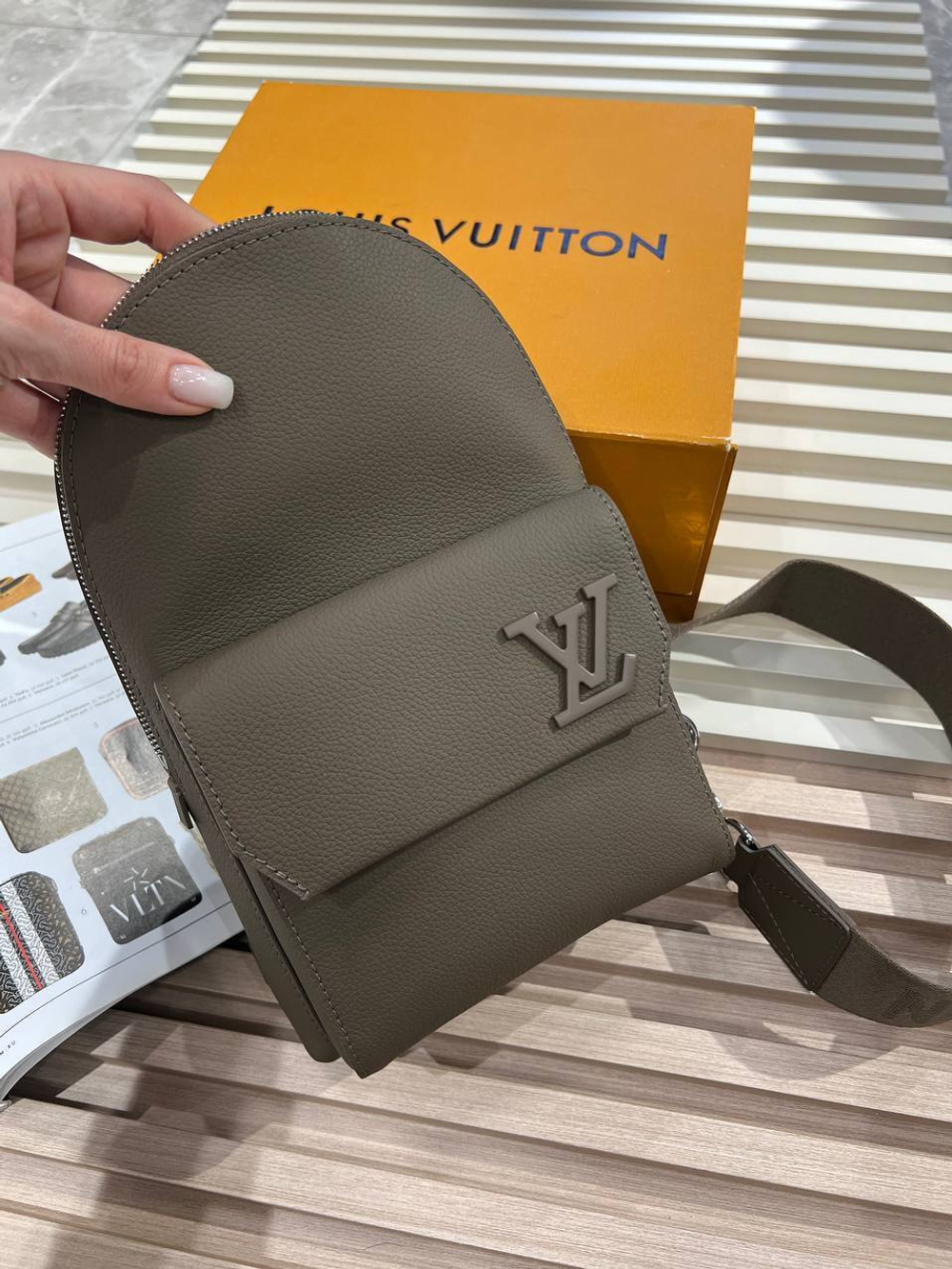 Сумка-слинг Louis Vuitton
