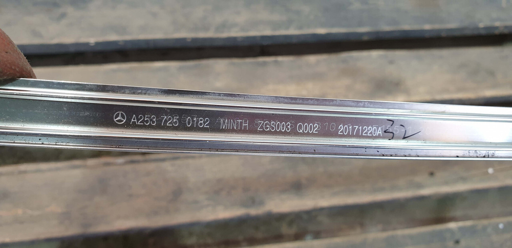 Молдинг двери передней левой Mercedes GLC (X253) 15-нв Б/У Оригинал A2537250182