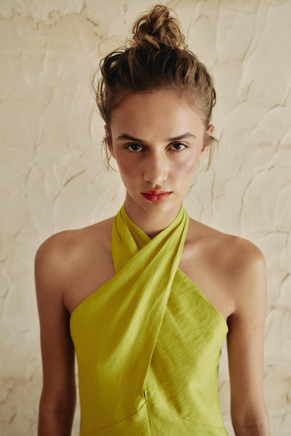 ZARA ПЛАТЬЕ МИДИ ХАЛТЕР ИЗ СМЕСОВОГО ЛЬНА, ЛАЙМОВЫЙ
