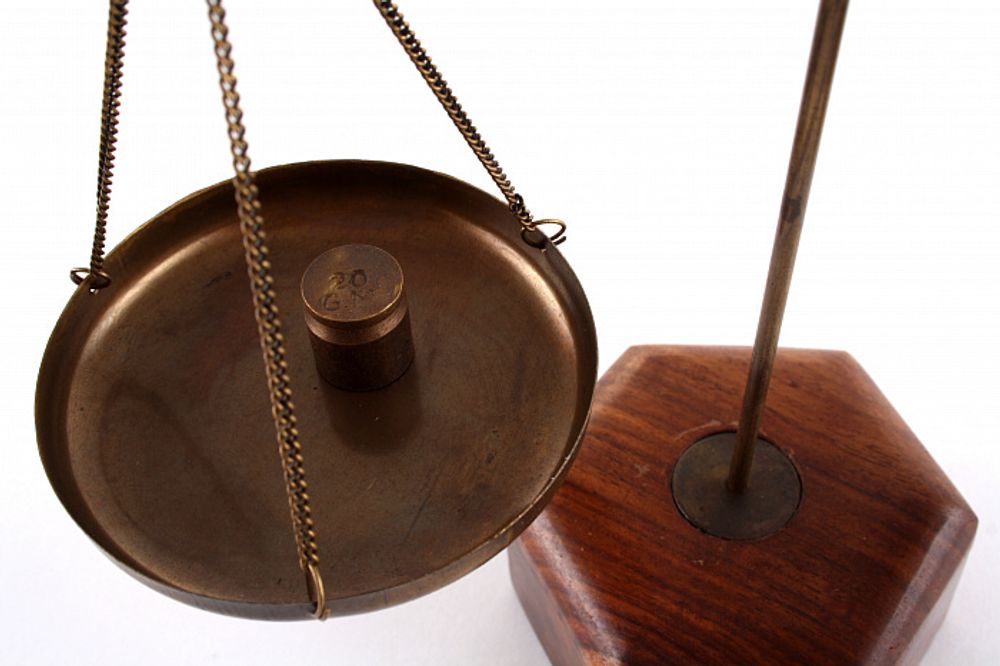 Весы с грузиками в деревянной коробке