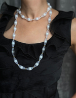 Колье длинная нить из белой ювелирной сетки с жемчугом Майорка, оттенок золото