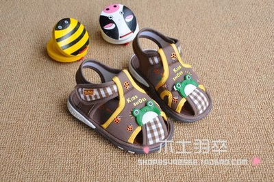 Сандалии на липучках с аппликацией в виде лягушки